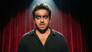 Joey Tribbiani optræder dramatisk på scenen i et teater