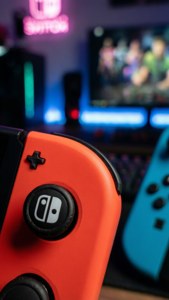 Nintendo Switch-logo på Joy-Con-kontroller med bokeh-bakgrunn