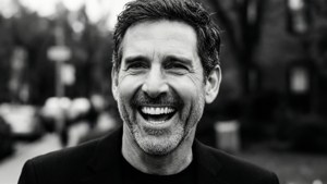 Steve Carell griner ærligt, sort og hvid