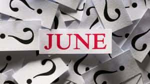 Rød JUNE-tekst omgivet af spørgsmålstegnskort — Juni Baggrunde Wallpapers