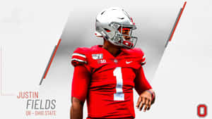 Pemain sepak bola Justin Fields berseragam Ohio State berpose untuk grafik promosi.