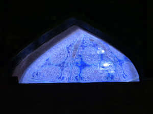 Arco islâmico iluminado em azul e branco à noite. — Khiva Papéis de Parede