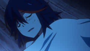 Personaje de anime de pelo azul descansando contra madera en luz tenue.