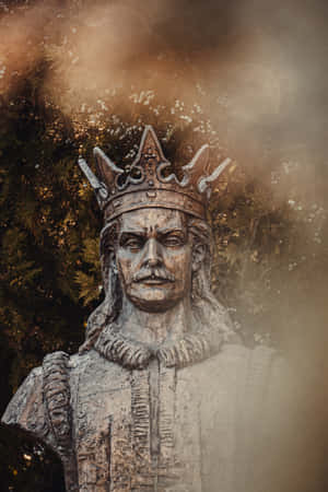 Statue de pierre d'un roi couronné dans une forêt à l'heure dorée.