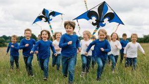 Lapset lennättävät fleur-de-lis-leijoja Pyhän Jean Baptisten päivänä.