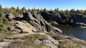 Jalur pemandangan dan formasi batu di Kivi Park di Sudbury.