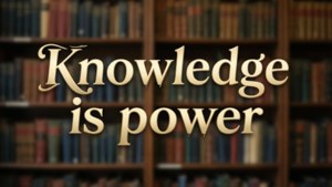 Gyllen tekst som sier 'Knowledge is power' over en uskarp bokhylle.