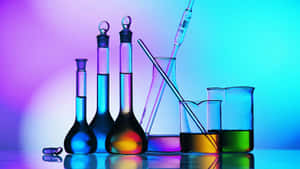 Buntes Laborglas mit glühenden Flüssigkeiten auf einer reflektierenden Oberfläche. — Wissenschaftlicher Hintergrundbilder Wallpaper