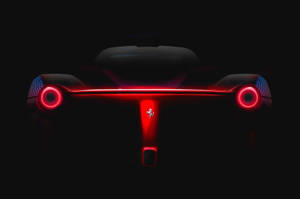 Röda glödande bakljus på en Ferrari sportbil i mörker.