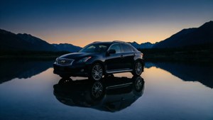 Infiniti FX35 riflesso in un lago al crepuscolo