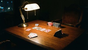 Um jogo de paciência inspirado no noir iluminado por um candeeiro de secretária