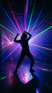 Een artistieke wallpaper van een silhouet dat danst onder neonlasers in een donkere kamer
