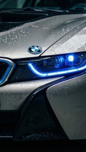 Makrobilde av BMW i8-frontlykt med blå lasere