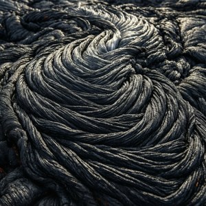 Intrikat makroskud af pahoehoe lavastrøm med rebagtige mønstre.