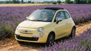 Fiat 500 jaune vintage dans un champ de lavande