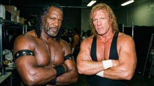 Ron Simmons und Steve Austin teilen einen angespannten Moment hinter der Bühne