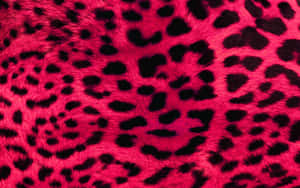 Närbild av rosa fuskpäls med svarta leopardfläckar textur