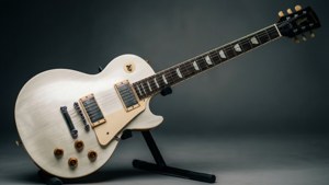 Foto elegan dari gitar Gibson Les Paul putih milik Greg Lake