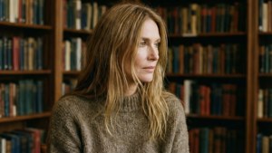 Yasmin Le Bon in maglione di cashmere in biblioteca