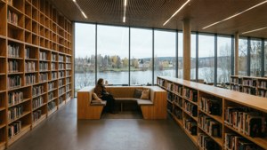 Interiör av Sarpsborgs bibliotek med utsikt över floden.