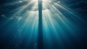 Onderwaterzonlicht dat een kruispatroon vormt, dat de Heilige Geest oproept