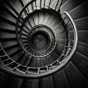 Et top-down geometrisk bilde av en sirkulær spiraltrapp i et fyrtårn med monokrom høy kontrast og ledende skyggelinjer.