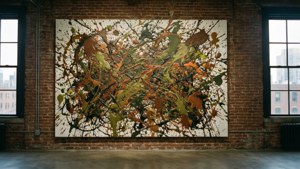 Dipinto di Pollock in un loft urbano con toni terrosi