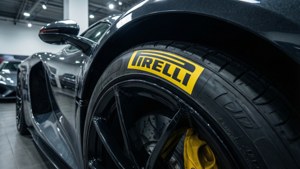 Et skarpt studiobilde av Pirelli-logoen på et superbil-dekk, som fremhever luksus.
