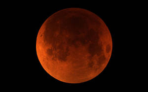 Bulan darah selama gerhana bulan total melawan langit hitam