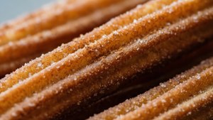 Ekstrem nærbillede af churro-tekstur, der fremhæver sprødhed og kanel.