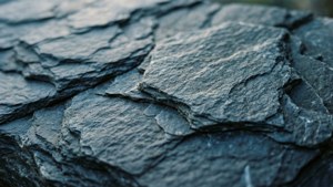 Nærbillede af naturlig skifersten med ru overflade og blågrå toner.