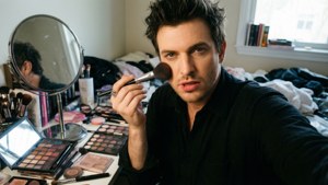 Jeffree Star tertangkap dalam momen candid saat merias wajah dengan produk khasnya.
