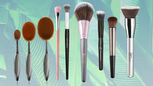 Reihe von Make-up-Pinseln mit verschiedenen Borstengrößen und Griffarben vor einem blättrigen Hintergrund. — Makeup Aesthetic Wallpaper