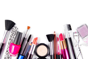 Reeks kleurrijke make-upborstels lippenstiften en tools op witte achtergrond