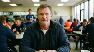 Fodboldmanager i kantine afslappet snapshot stil tapet