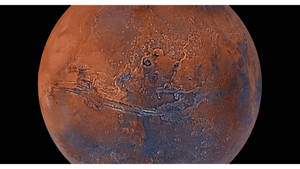 Marsplanet mit roter Oberfläche und dunklen Flusstälern im Weltraum