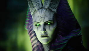 Um personagem de fantasia com olhos verdes brilhantes e chifres em um ambiente escuro. — Xbox Marvel Foto Papéis de Parede