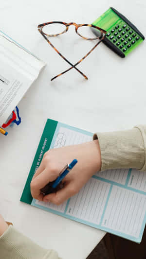 Studentenhand schreibt in Planer mit Brille und Taschenrechner in der Nähe. — Math Aesthetic Wallpaper