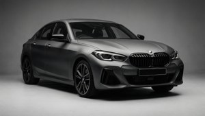 Een studiofoto van een matgrijze BMW 1 Serie die de elegante lijnen benadrukt.