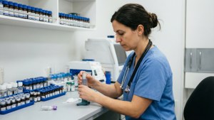 Et rent tapet af en respiratorisk terapeut, der forbereder inhalationsmedicin i et laboratorium.