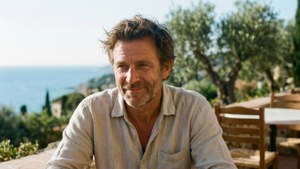 Naturligt ærligt portræt af Tony Goutière på en solrig terrasse med udsigt over havet