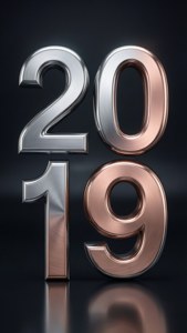 Glänzende 3D-Zahlen 2019 mit Silber- und Kupferfinish auf dunkler reflektierender Oberfläche.