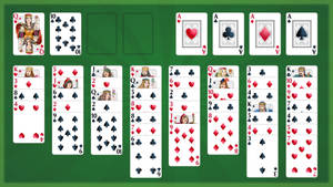 Gioco di solitario digitale con carte disposte su un tavolo di feltro verde. — Immagini di solitario Sfondi