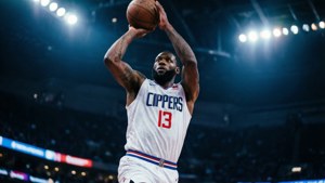 Patrick Patterson i en Clippers-drakt tar et mid-range hoppskudd med dramatisk arena-belysning.