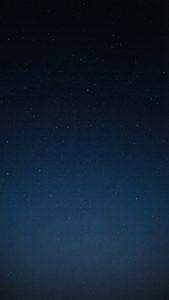 Dégradé bleu foncé à noir avec des étoiles subtiles pour le mode sombre d'iOS 17.