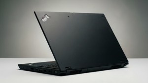 Perfil lateral de um ThinkPad fechado, foto minimalista de estúdio