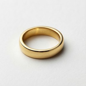 Minimalistinen tuotekuva kultaisesta Sonic-renkaasta valkoisella taustalla pehmeällä varjolla.