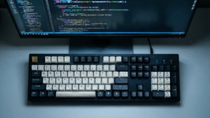 Et fugleperspektiv af et tastatur og en skærm, rent og enkelt.