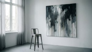 Estúdio de arte minimalista moderno com paredes brancas e pintura por gotejamento