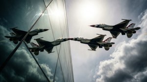 Thunderbirds speilformasjon jetfly som er i ferd med å krysse, dynamisk fare.